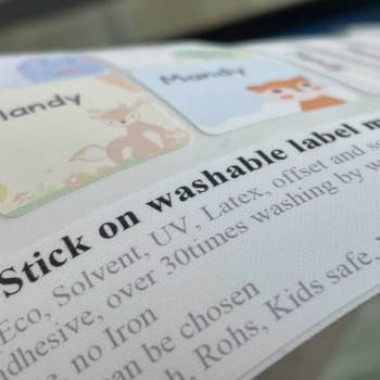 Washable Clothing Label Material for Direct Fabric Application Matériau d'étiquette de vêtements lavable pour application directe sur tissu