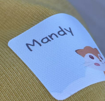 Washable Clothing Label Material for Direct Fabric Application Matériau d'étiquette de vêtements lavable pour application directe sur tissu