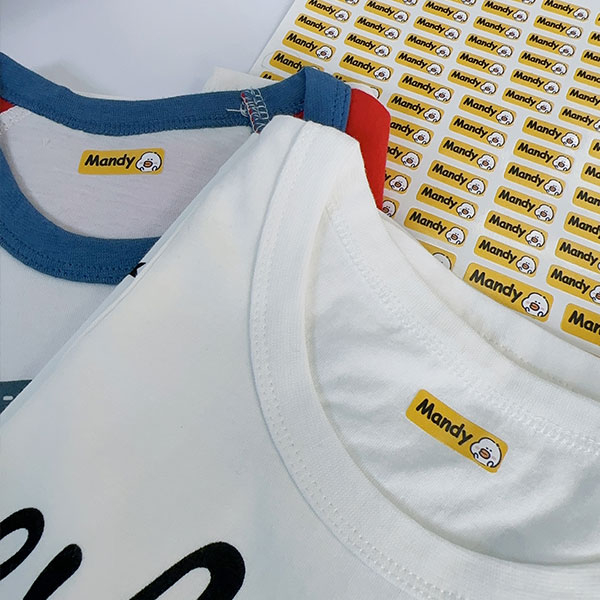 Coller sur les étiquettes de vêtements